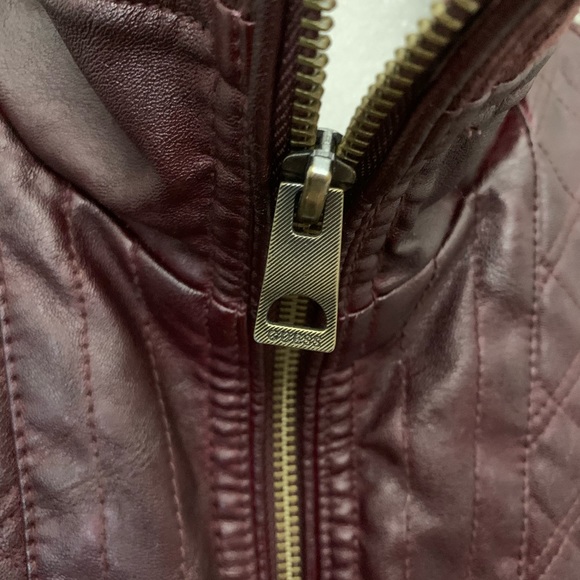 GUESS | Burgundy Faux Leather Quilted Jacket Small - Picture 4 of 13